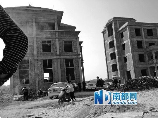 兩棟被舉報(bào)的違建樓下昨日一度聚集了超過(guò)百人，城管離開(kāi)后逐漸散去。南都記者張志韜實(shí)習(xí)生宋超攝