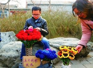 李博文周末在什剎海擺攤賣花。 晨報記者 王巍/攝