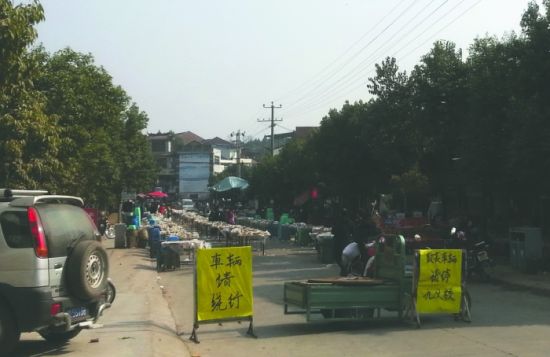 簡陽董家埂鄉(xiāng)，主干道被占道擺酒席