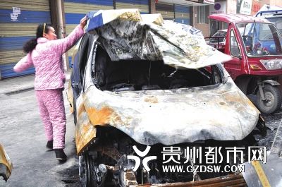 才跑8000公里的車被燒得不成樣子。