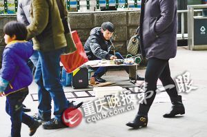 街頭，張啟輝將自己的作品擺放出售。