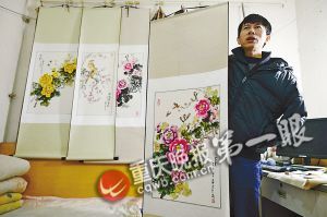 靠一根拇指夾畫筆，張啟輝繪出美麗色彩。