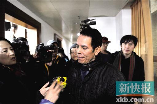 昨日,小華的父親胡國虎接受媒體記者采訪。新快報記者 孫毅/攝