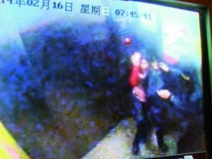 男子尾隨侯某進入電梯。