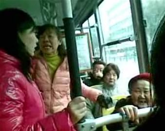 女孩沒給老太讓座被人批。