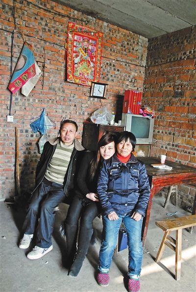 超生女謝先梅(中)、養(yǎng)父謝運(yùn)才（左）、謝運(yùn)才的嫂子唐富秀