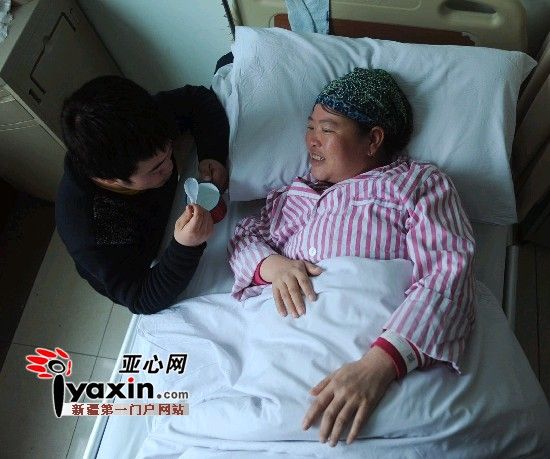 2月15日，馬友紅給病床上的母親喂水喝，對于家庭現(xiàn)在的處境，身患重癥的母親也時而感到愧對兒子。亞心網(wǎng)記者 張已 攝