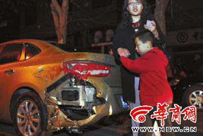 豐慶路226號的足浴店起火殃及樓下車輛，一個車主將車搶救出來后仍驚魂未定