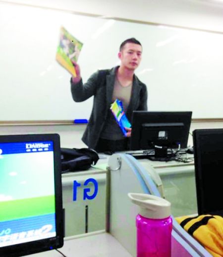 讓甘麟翰爆紅的，就是這張商學院大一學生在課堂上拍攝的照片。