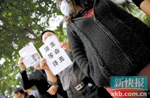 　　■昨日，數(shù)十位二胎準(zhǔn)媽媽和家屬來到省衛(wèi)計(jì)委門前，希望廣東二胎政策盡早出臺(tái)。新快報(bào)記者 孫毅/攝