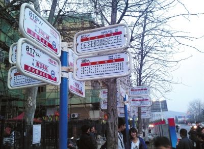3月16日，江蘇省南京市，眾多乘客在“火車站廣場東”站臺候車。圖/東方IC