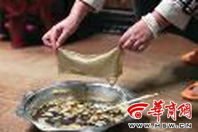　　昨日，店方讓顧客觀看該火鍋制作時的監(jiān)控錄像本組圖片由本報記者黃利健攝