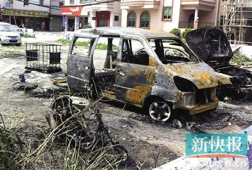 涉事面包車燒剩鐵殼。