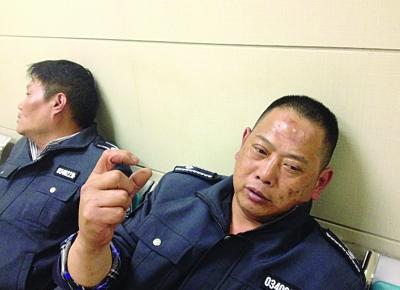 被打傷的城管隊員。陳郁攝