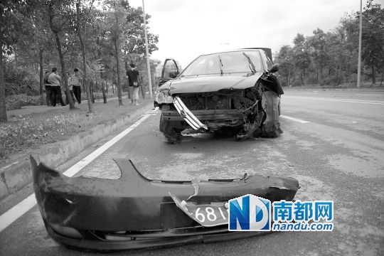 男子搶的比亞迪轎車車頭損毀嚴重。