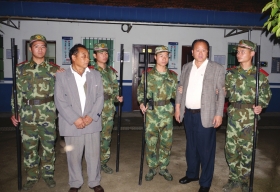 　5月17日，岳陽監(jiān)獄，自稱是聯(lián)合國官員的男子被當(dāng)場抓獲。圖/通訊員續(xù)暖和