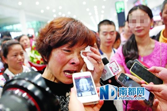 昨日，被拐25年的翁女士(粉紅色衣服者)與生母在深圳機(jī)場見面。