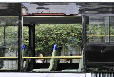 75路公交車車窗玻璃被砸碎。