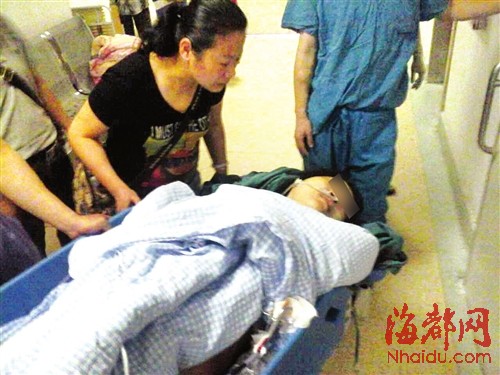 鄭老師被刺傷后，被急送至市二醫(yī)院治療