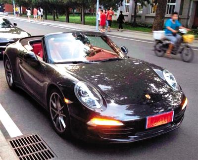 近日，一組“北體大畢業(yè)典禮豪車(chē)云集堪比車(chē)展”組圖在網(wǎng)絡(luò)爆紅。網(wǎng)絡(luò)截圖
