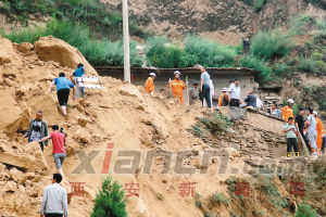 昨日，公安、消防人員在事故現(xiàn)場搜救