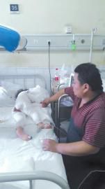 伏登順與女兒在一起。