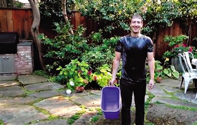 8月13日，F(xiàn)acebook CEO扎克伯格應(yīng)新澤西州州長挑戰(zhàn)將一桶冰水從自己頭上淋下，他表示所做的一切都是為了慈善，并挑戰(zhàn)比爾·蓋茨。