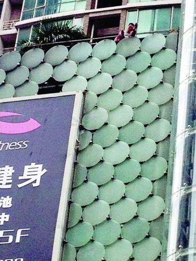 環(huán)亞廣場(chǎng)5樓露臺(tái)上，有一男子揚(yáng)言跳樓。