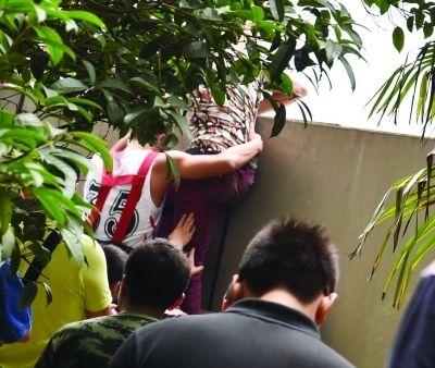 2小時(shí)后，該包工頭終于被抱下來(lái)了。