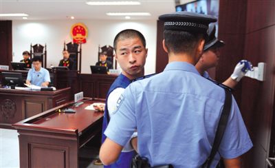 宣判后，馬凱被帶出法庭時，沖著旁聽席上的姐姐喊道：“照顧好媽”。