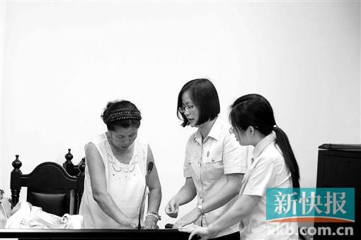白春榮簽領國家賠償款。通訊員供圖