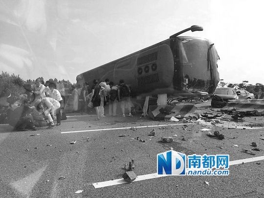 現(xiàn)場大客車側(cè)翻，玻璃碎落一地，車身卡在路邊水泥護欄上。 目擊者供圖