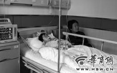 昨日下午，在延長縣醫(yī)院，外婆守在5歲的黑鈺雅病床前