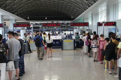 成都市民排隊準(zhǔn)備出境。