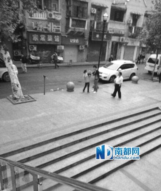 10月18日，武漢一男子抓住環(huán)衛(wèi)工打耳光。