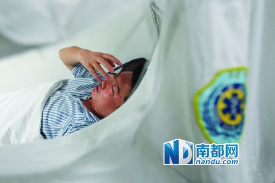 19日，北大深圳醫(yī)院，透過被撕破的工作服，急診科醫(yī)護(hù)人員申洪濤身體多處被醉酒男子抓傷。