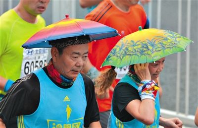 兩名戴著傘帽的參賽者正在參加比賽。