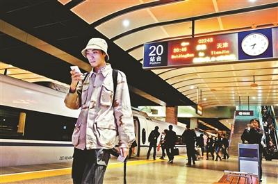 家住天津，在北京工作，呂先生每天乘坐京津城際列車上下班