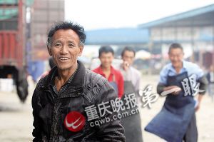 唐再海因?yàn)槠つw黝黑，工友們都打趣地稱呼他為“非洲人”。
