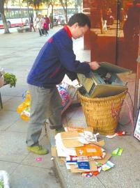 王光偉靠收廢品拾荒為生，每月僅有1000元的微薄收入。