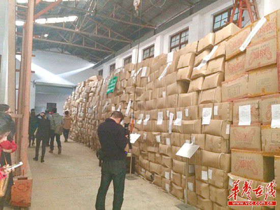 11月5日，執(zhí)法人員清理出來的假安全套把上千平方米的倉庫堆得滿滿的。