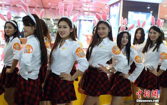 11月11日晚，一百位統(tǒng)一打扮的“兔女郎”現(xiàn)身南京新街口，逛街看電影玩快閃，走到哪里都被圍觀。