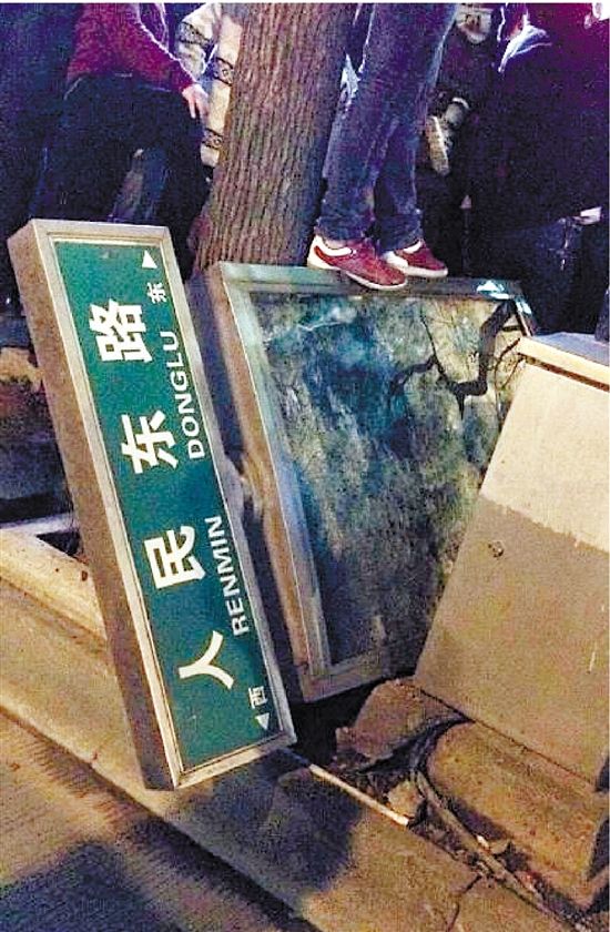 路牌都踩翻，還有人上了樹，城管不出手，也確實不大合適。