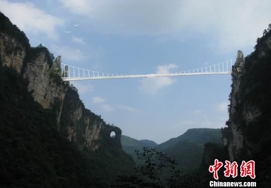 張家界“世界最長玻璃橋”設(shè)計(jì)通過評(píng)審明年問世
