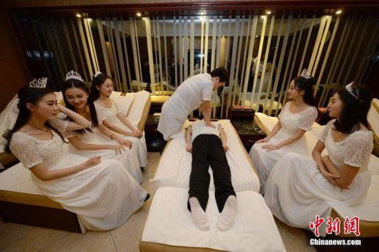 湖南十大?；w到足浴店學(xué)理療按摩(圖)