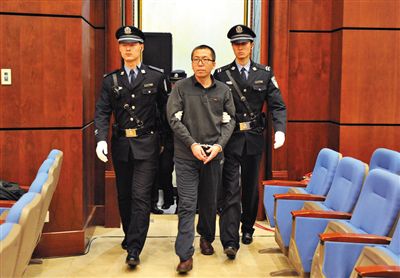楊秀宇被帶入法庭。昨日，楊秀宇及女下屬盧梅因非法經(jīng)營(yíng)罪獲刑4年、一年半并處罰金。