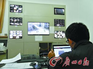 監(jiān)控室就可以看到男生宿舍樓的情況。