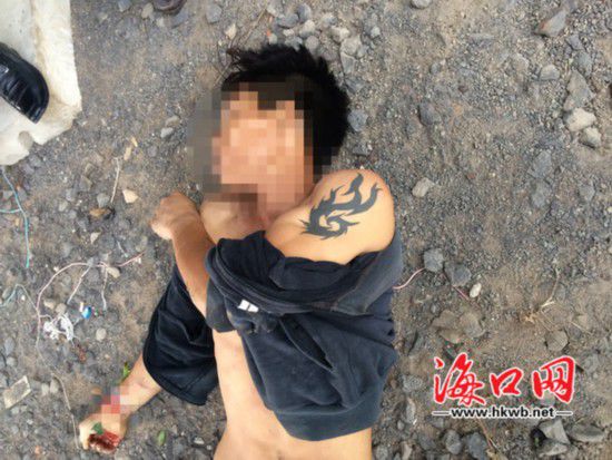 死亡的男子，左手手臂上有紋身