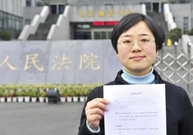 12月3日，起訴代理人出示公訴書。