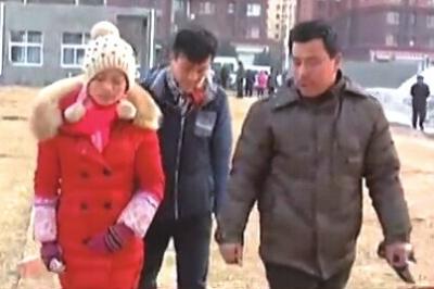 “失蹤”后又回家的越南新娘小吳(左)和家人到警方報案。視頻截圖